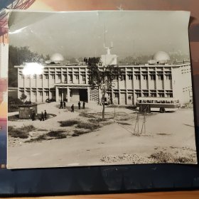 70年代北京大学地球物理系教学楼 方形楼 气象站 天文台 大幅照片 30*25.5厘米 方晴（天文学家，北京大学青年天文学会创始人）摄影作品