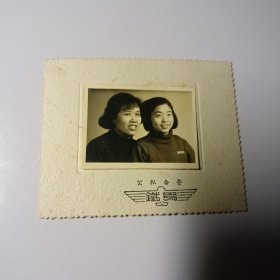 老照片–50年代母女二人合影（二人留短发）