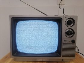 日本原装NEC12寸黑白电视机 日本原装，成色品相新，外观完好无伤，拉杆天线伸缩正常。功能正常，几十年前的老电器了，保存如此完好实属难得，适合收藏摆设道具怀旧研究等，老一代人的美好生活回忆，也可以用于拍电影电视剧，照像馆出租使用几天即可回本。喜欢的朋友拿去，包邮非偏远