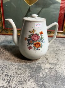 民国贴花茶壶一把，盖磕