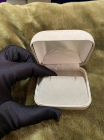 【海外回流  vintage中古】回流中古首饰盒   小年份  很实用  细节可见，仔细看好图片，有瑕疵，介意勿拍，谨慎下单！出售不退！尺寸看图！偏远地区邮费联系客服另算！
