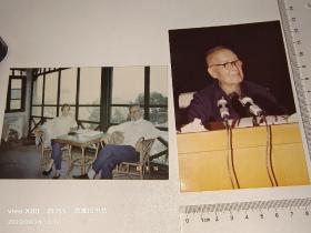 钱昌照及夫人在北戴河，钱昌照大会发言 原版照片两张［9×12㎝］ 1982年 1987年 背面有文字说明