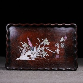 小叶紫檀镶嵌贝壳幽兰清香茶盘。 长35厘米宽23厘米厚3厘米。