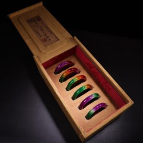 珍藏珍品旧藏收清代宫廷御藏罕见极品高冰种翡翠玉手镯一盒 保存完好 配老布盒 手镯单只约重90克 内径6.0厘米