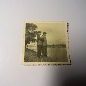 老照片–两个漂亮女孩站在水边留影（二人戴帽子）