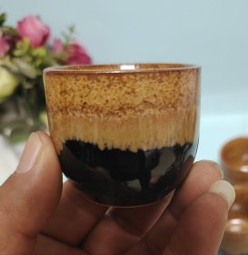全品全新，日本小砂烧，天目釉，金彩窑变一口杯。口径5厘米，高4.5厘米。五客一起出。