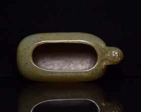 和田玉笔洗 规格: 10×5.0×3.6厘米 重 147克。 玉质温润细腻，沁色自然，刀功老道，皮壳包浆一流，雕刻生动，线条流畅，品相完美！