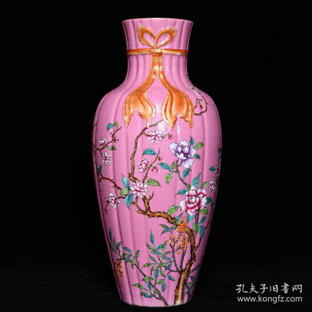 乾隆桃红地轧道粉彩花卉纹绶带瓜棱瓶，高33.8cm直径15.5cm