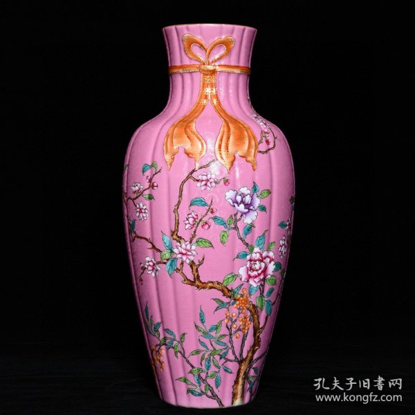 乾隆桃红地轧道粉彩花卉纹绶带瓜棱瓶，高33.8cm直径15.5cm