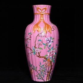 乾隆桃红地轧道粉彩花卉纹绶带瓜棱瓶,高33.8cm直径15.5cm