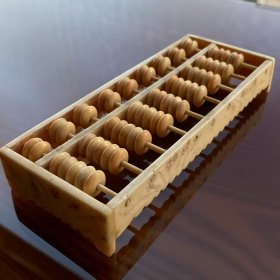 骨头老算盘，刻花卉，规格:18厘米7厘米2.5厘米。