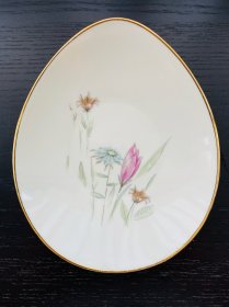 巴伐利亚西德制瓜子形陶瓷盘，绘制清雅花卉图案，长19.3cm，最宽处16.4cm，金边稍有丢金