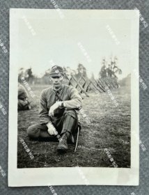 1943年 日本会津若松联队兵营内集训中的日军曹长坐在操场上休息 原版老照片一枚