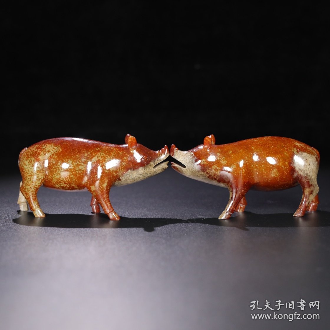 旧藏 和田玉猪一对，玉质细腻油润，包浆老道，尺寸 长 13厘米，宽 4厘米，高 6.8厘米，总重 662.5克
