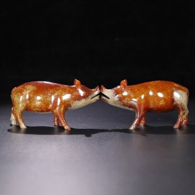 旧藏 和田玉猪一对，玉质细腻油润，包浆老道，尺寸 长 13厘米，宽 4厘米，高 6.8厘米，总重 662.5克