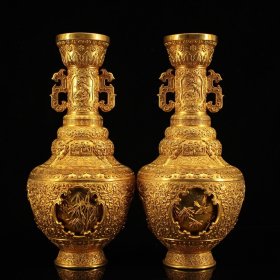 旧藏收纯铜纯手工打造雕刻鎏真金转心花瓶一对
重2003克  高27厘米 宽12厘米