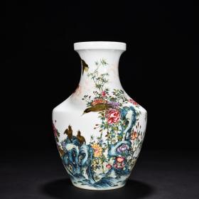 清乾隆珐琅彩花鸟纹盘口瓶
高29厘米        宽19厘米