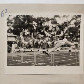 1973年广西壮族自治区田径（跨栏）运动员韦常欢打破五项全能全国记录