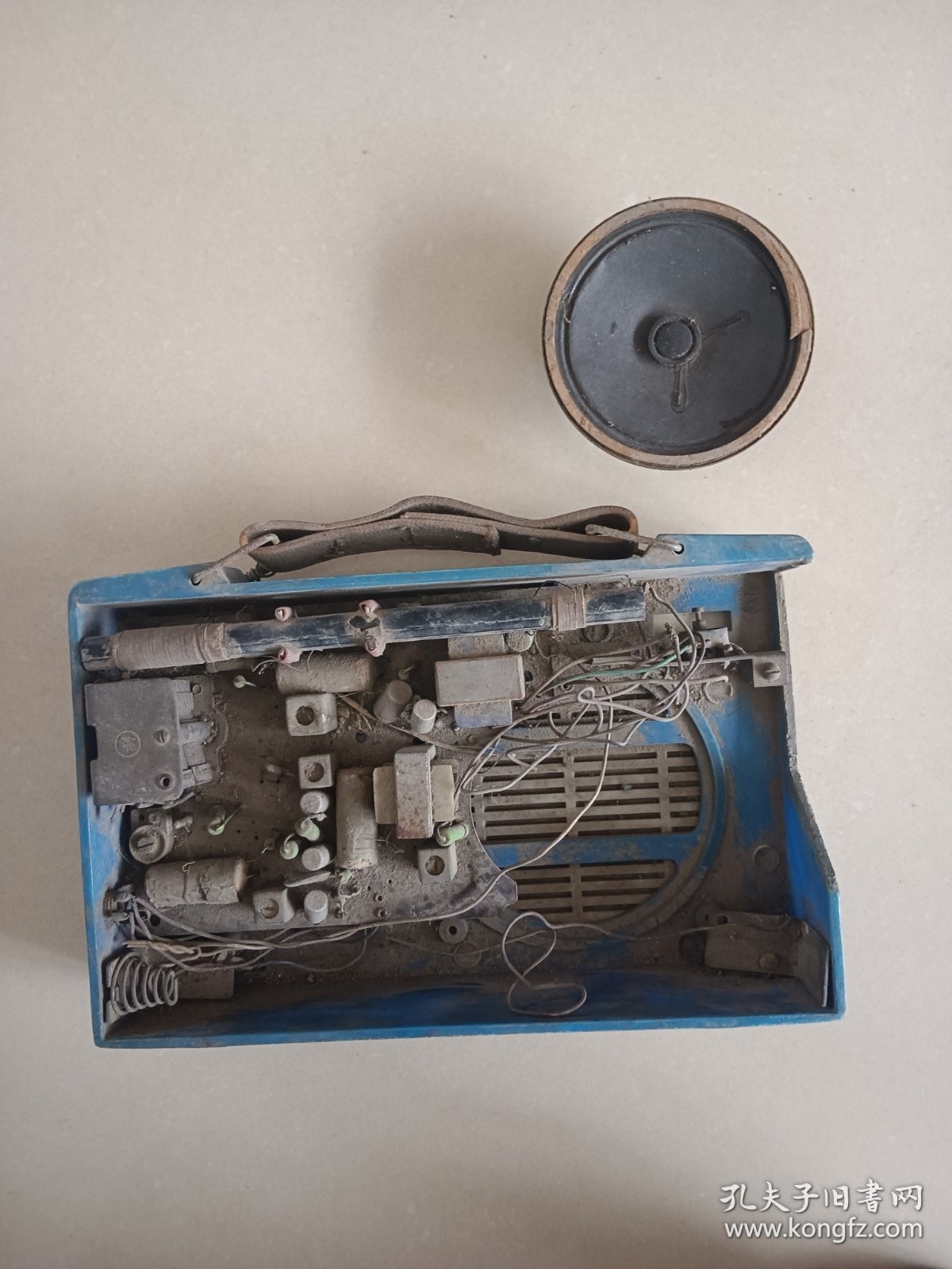 前哨牌为人民服务老收音机 缺后盖子喇叭应该是后配 没有固定，（一线在老维修师傅收来的）摆件道具收藏使用