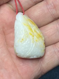 白玉白菜挂件，寓意百财，给生活带来富贵吉祥。这款玉质细腻