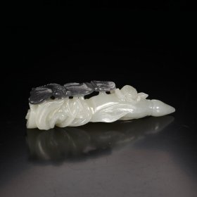 清代 和田玉青花籽料一品清廉摆件
