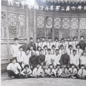 1960年德州市黎明街小学第三届六年级毕业师生合影（背景古建筑）