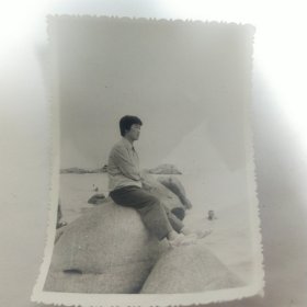 1982年8月4日，美女在北戴河海滨留影照片