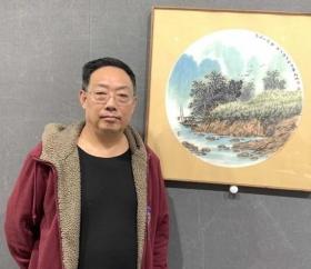 刘新城精品山水画
画家刘新城，现任北京美协理事，中国书画艺术促进会理事，和谐中国书画院院士，中国书画篆刻家协会理事，北京翰墨书画院首席画家，北京现代管理大学艺术研究院副院长，河北美协会员。多次获奖，取得 突出的成绩
大小68x68厘米，檀香实木框，带框发货。画家写生之作。小河的岸边，有一户人家，小河流淌，麦浪滚滚，小鸟飞翔，高山连绵，一派喜悦丰收的景色。