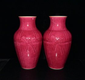 大清雍正年制宝石红鱼籽釉开片瓷绶带瓶1对 尺寸36×20.5cm