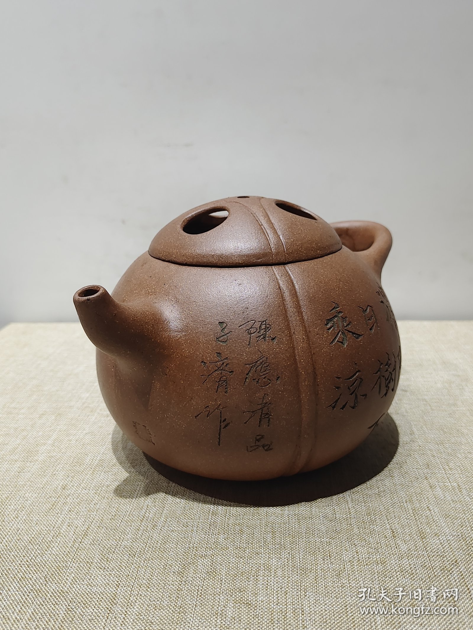 老珍藏，何心舟制《浙寧玉成窑造》底款，盖款［心舟］，刻绘老紫砂壶一把，.........