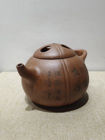 老珍藏，何心舟制《浙寧玉成窑造》底款，盖款［心舟］，刻绘老紫砂壶一把，.........