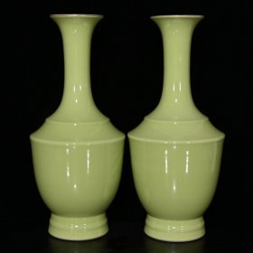 清代储秀宫制苹果绿描金瓶（35.5×15cm）