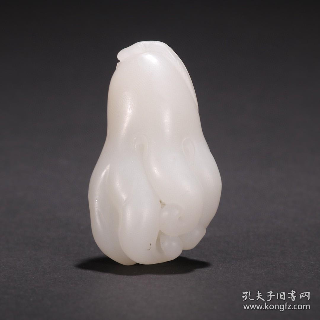 和田玉籽料佛手型挂件尺寸：高6.2宽3.7厚2.7cm重74g精选和田玉籽料，玉质温润、白度一级，油性十足、雕就佛手、透雕技法、寓意好、把玩舒适、包浆醇厚、收藏精品