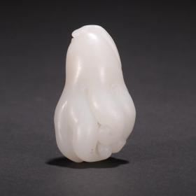 和田玉籽料佛手型挂件尺寸：高6.2宽3.7厚2.7cm重74g精选和田玉籽料，玉质温润、白度一级，油性十足、雕就佛手、透雕技法、寓意好、把玩舒适、包浆醇厚、收藏精品