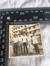 59年暑期的广州市红十字会医院的五位大学生，B1