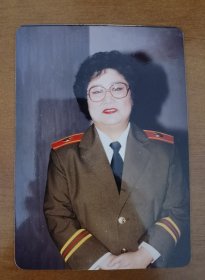 马玉涛（著名女高音歌唱家，北京军区战友歌舞团副团长，五十年代获世界青年联欢节独唱金奖，代表作《马儿啊，你慢些走》《老房东查铺》《放马山歌》《蟠龙山高顶着天》《众手浇开幸福花》等）签名照片一张。存放位置2-2-1