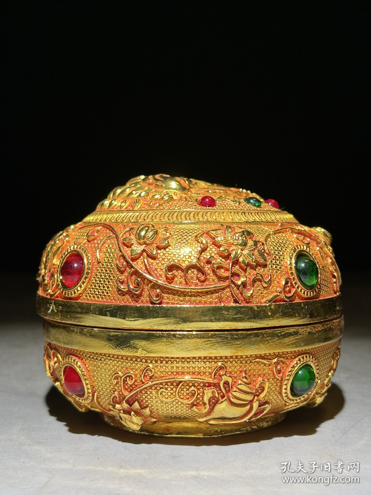 旧藏，银鎏金缠枝莲莲花观音盖罐一只。镶嵌宝石。