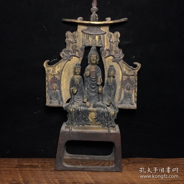 纯铜佛像，高31厘米，宽18厘米，重2180克