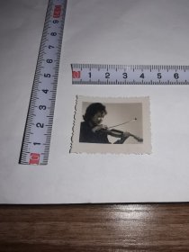 老照片-----《拉小提琴的少女》！布纹纸
