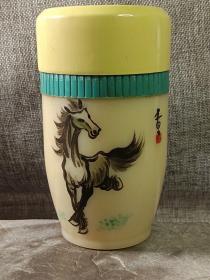 #23031705，大明湖牌紫砂杯，图案为手绘奔马，字马到成功，品如图。