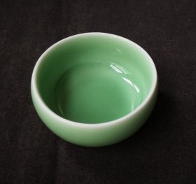 龙泉青瓷梅子青绿小茶杯（口径6.5cm，高3.5cm）