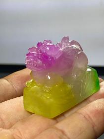 高冰高荧光翡翠多彩印章，选料上乘，冰透水润，立体雕刻，成色漂亮，油润包浆，摆放端正大气，完整全品。Y25