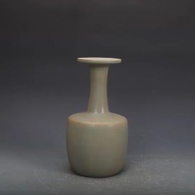 汝窑粉青釉盘口瓶