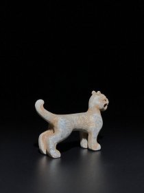和田玉虎符：玉质细腻，包浆厚重，沁色入骨，雕工精细，品相完美，细节如图。
