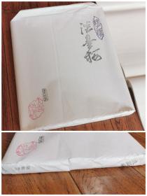 日本纯手漉三桠皮纸，大玄堂制和纸“淡墨樱”，大玄堂制和纸“淡墨樱”。皮纸纤维丰富，手工抄纸，纸两端带毛边。半生熟，偏熟。半切（四尺对开），五十张装，全新未使用。