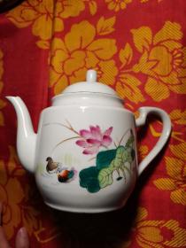 六七十年代景德镇手绘粉彩鸳鸯戏水瓷器茶壶