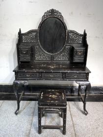 小叶紫檀梳妆台
长115厘米，宽45厘米，高75厘米，后背离地高160厘米，凳子35*35*48厘米