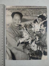 照片：向毛主席献花（1959年9月13日第一届全运会开幕式上？）