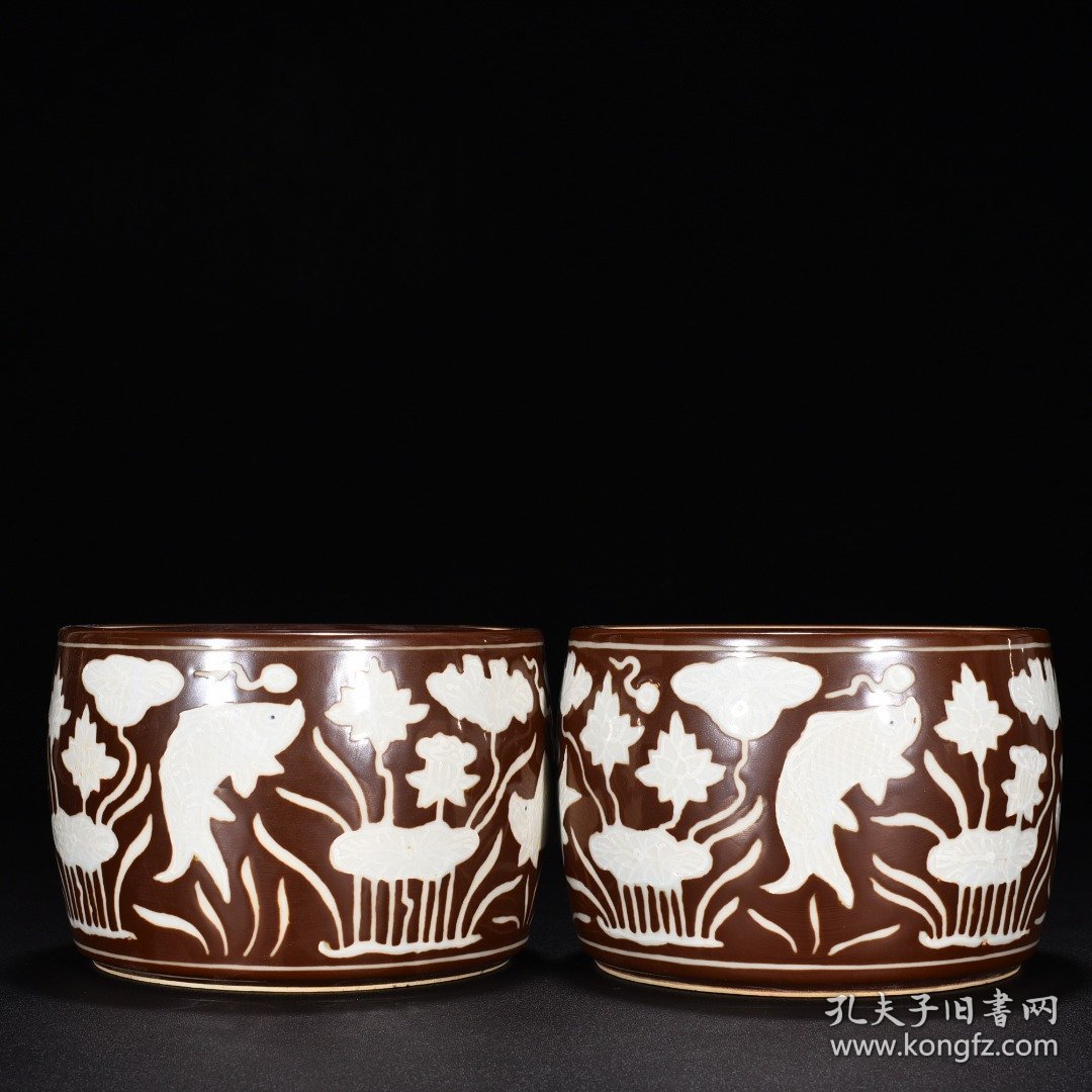 明宣德紫金釉留白鱼藻纹蛐蛐罐 高9.5厘米 宽13.5厘米