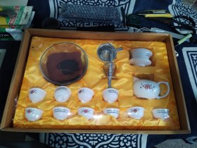 精品茶具一套，全新塑封包装，里面有一个小酒杯磕了一点边，其他没问题，特价处理，喜欢的朋友来结缘。